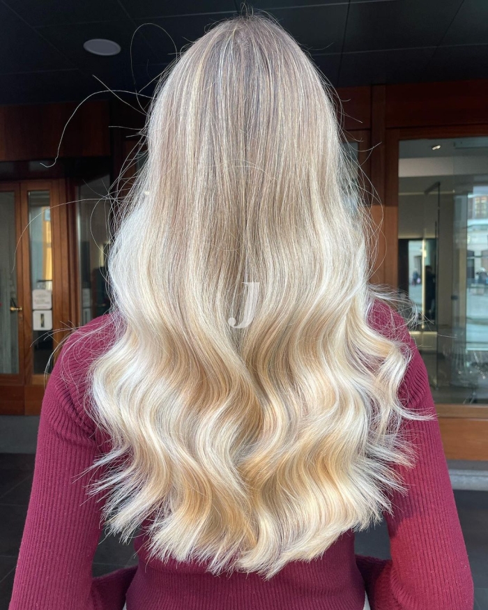 Foto di donna con capelli lunghi biondo platino dorato