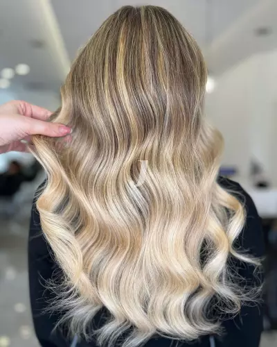 Foto di donna con capelli lunghi biondo platino dorato