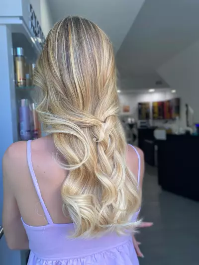 Foto di donna con capelli lunghi biondo platino dorato