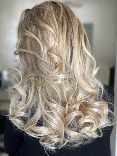 Foto di donna con capelli lunghi biondo platino dorato