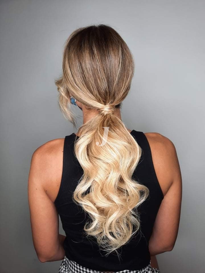 Foto di donna con capelli lunghi biondo platino dorato