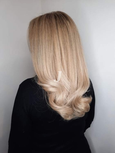 Foto di donna con capelli lunghi biondo platino dorato