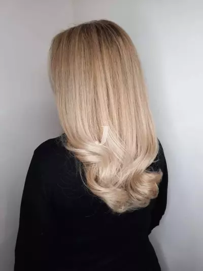 Foto di donna con capelli lunghi biondo platino dorato