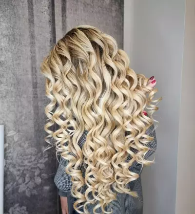 Foto di donna con capelli lunghi biondo platino dorato