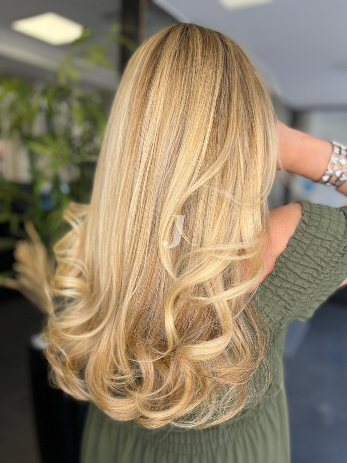 Foto di donna con capelli lunghi biondo platino dorato