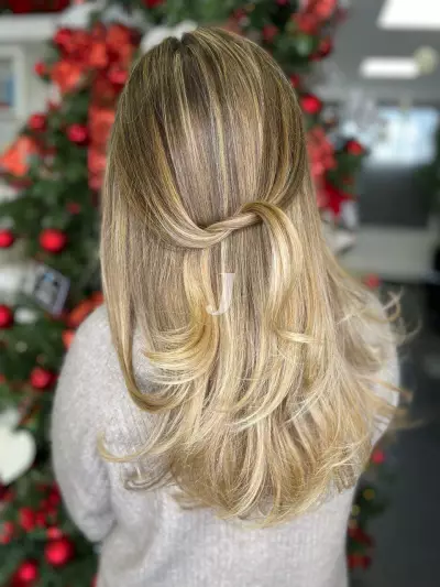 Foto di donna con capelli lunghi biondo platino dorato