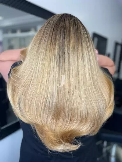 Foto di donna con capelli lunghi biondo platino dorato
