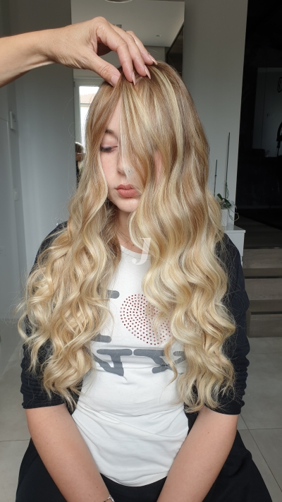 Foto di donna con capelli lunghi biondo platino dorato