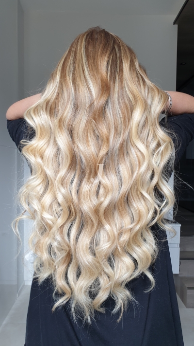 Foto di donna con capelli lunghi biondo platino dorato