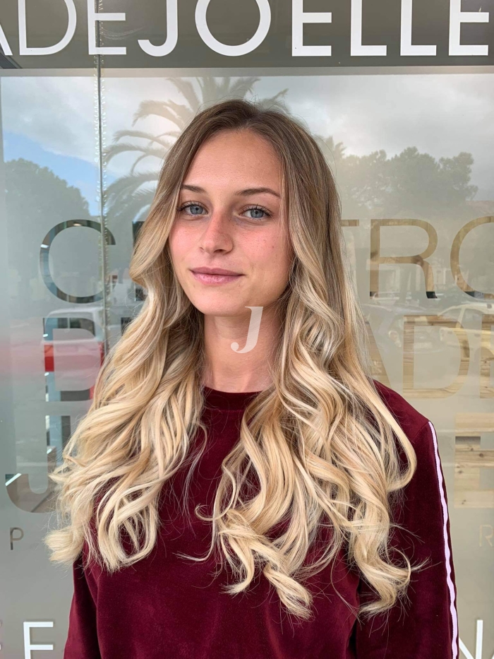 Foto di donna con capelli lunghi biondo platino dorato