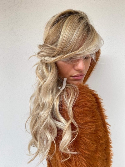 Foto di donna con capelli lunghi biondo platino dorato