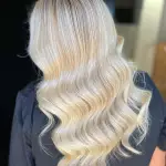 Foto di donna con capelli lunghi biondo platino dorato