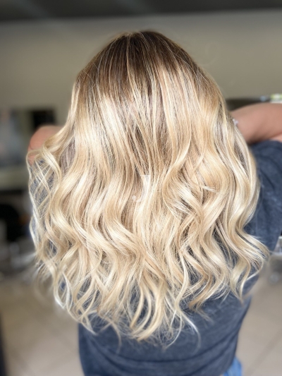 Foto di donna con capelli lunghi biondo platino dorato