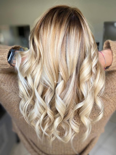 Foto di donna con capelli lunghi biondo platino dorato