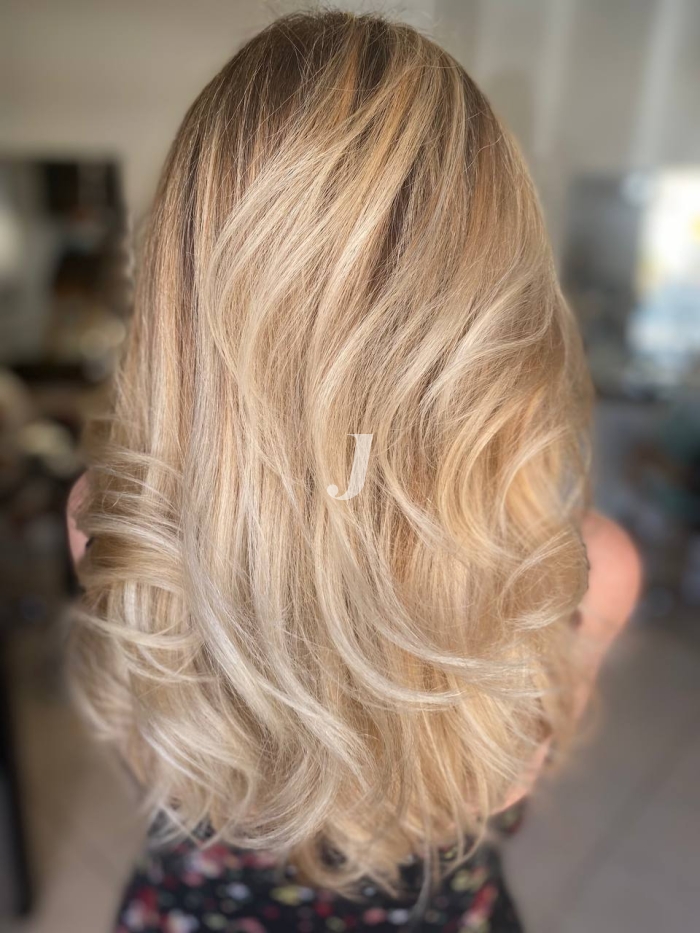 Foto di donna con capelli lunghi biondo platino dorato