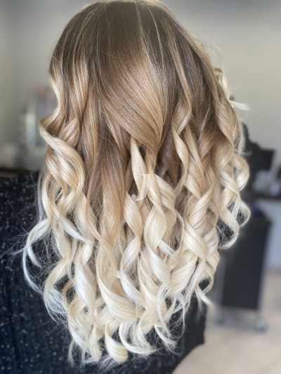 Foto di donna con capelli lunghi biondo platino dorato