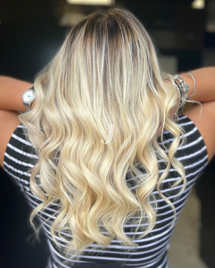 Foto di donna con capelli lunghi biondo platino dorato