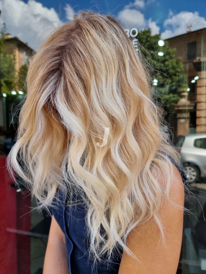 Foto di donna con capelli lunghi biondo platino dorato