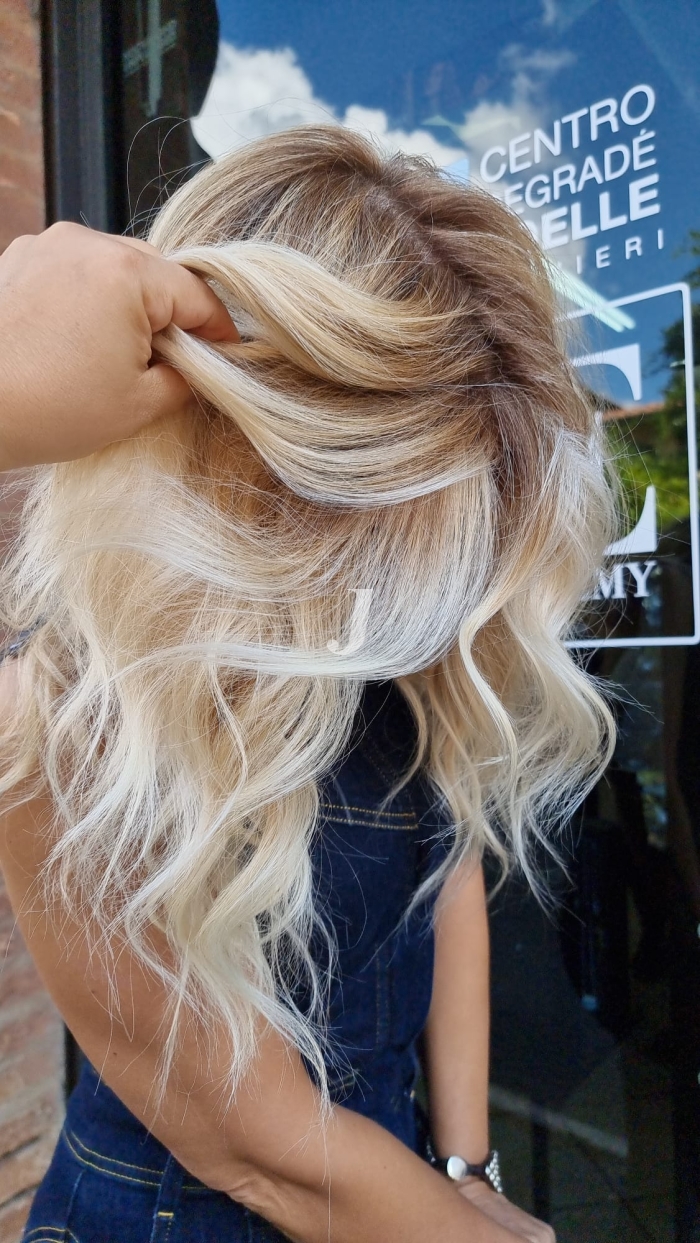 Foto di donna con capelli lunghi biondo platino dorato