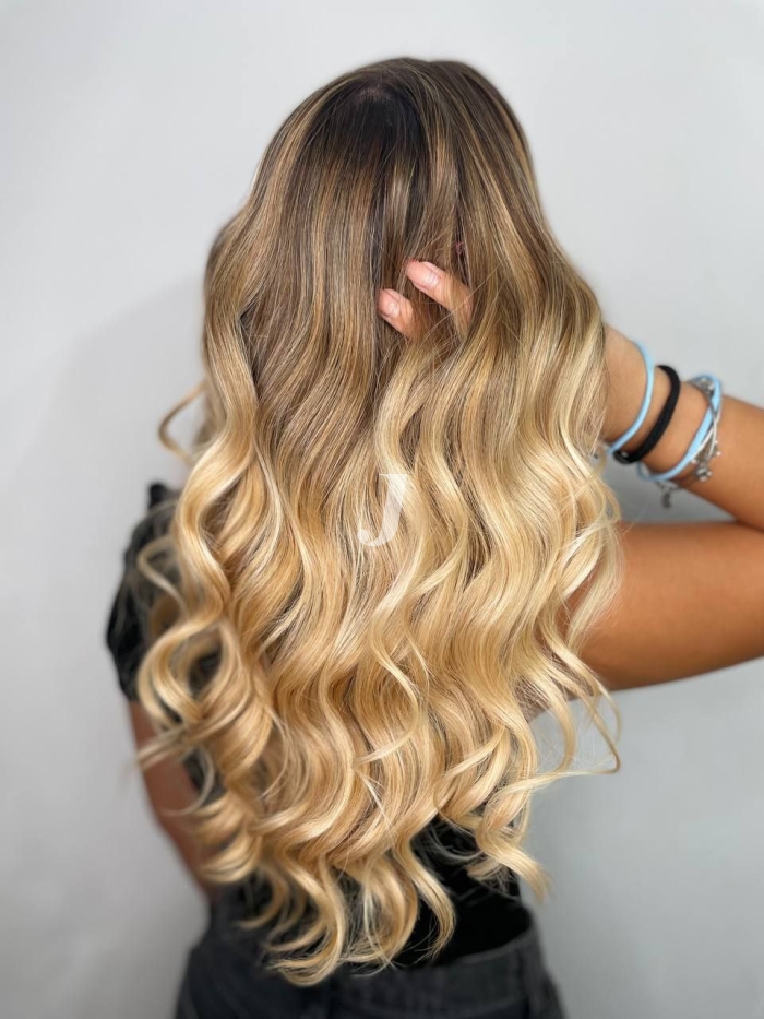 Foto di donna con capelli lunghi biondo platino dorato