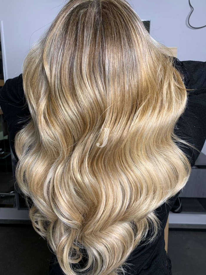 Foto di donna con capelli lunghi biondo platino dorato