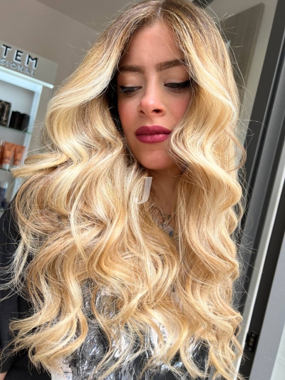 Foto di donna con capelli lunghi biondo platino dorato