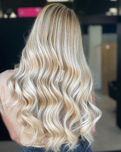 Foto di donna con capelli lunghi biondo platino dorato