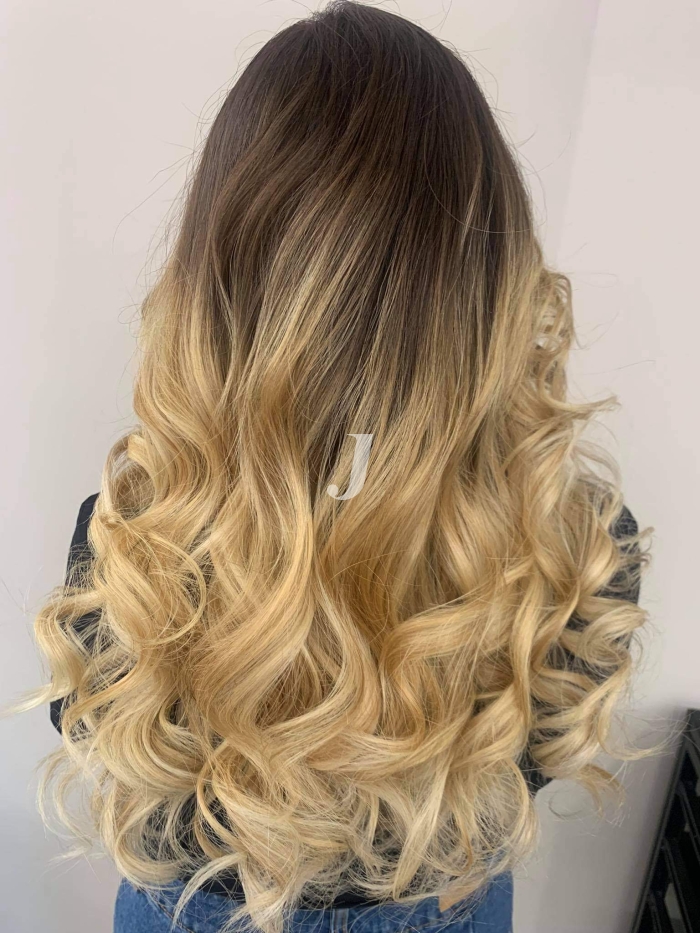 Foto di donna con capelli lunghi biondo platino dorato