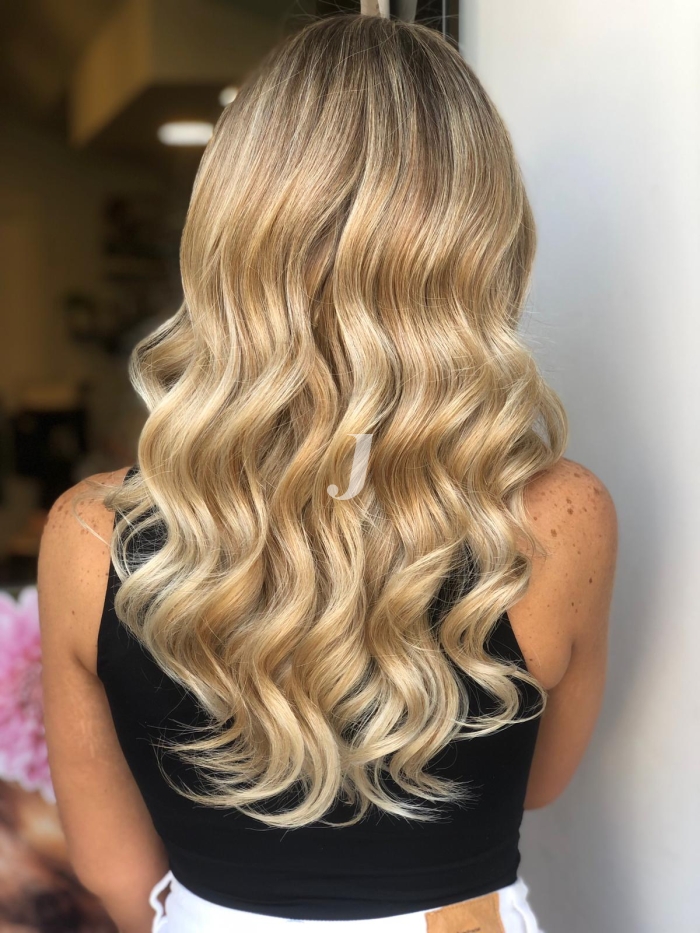 Foto di donna con capelli lunghi biondo platino dorato