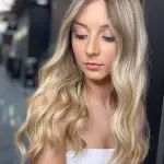 Foto di donna con capelli lunghi biondo platino dorato