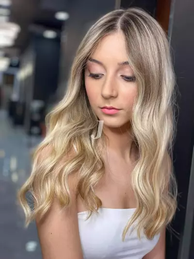 Foto di donna con capelli lunghi biondo platino dorato