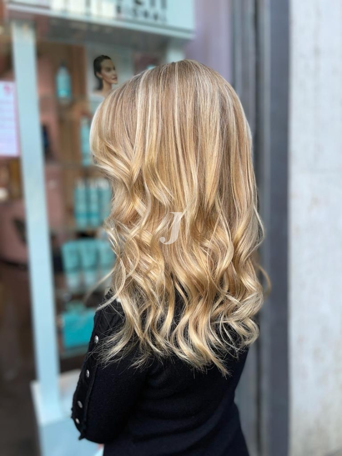 Foto di donna con capelli lunghi biondo platino dorato