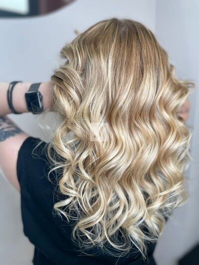 Foto di donna con capelli lunghi biondo platino dorato