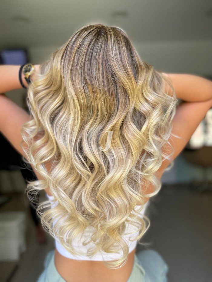 Foto di donna con capelli lunghi biondo platino dorato