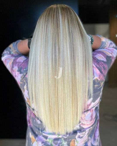 Foto di donna con capelli lunghi biondo platino dorato