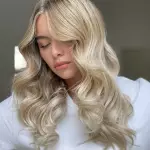 Foto di donna con capelli lunghi biondo platino dorato