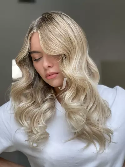 Foto di donna con capelli lunghi biondo platino dorato