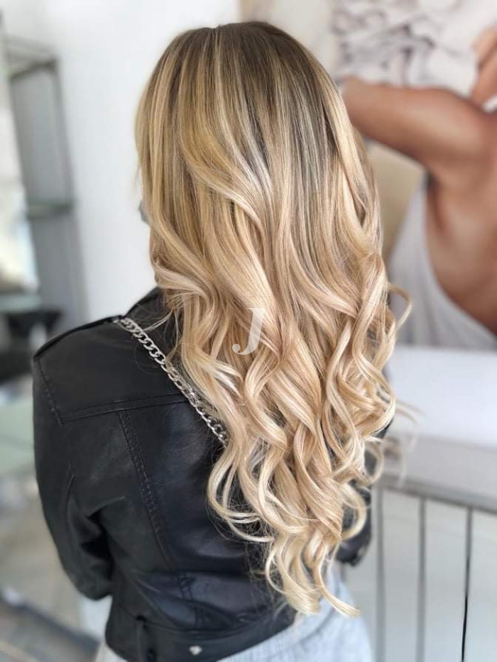 Foto di donna con capelli lunghi biondo platino dorato