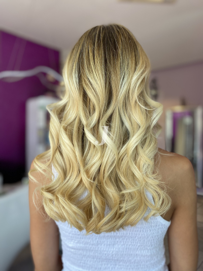 Foto di donna con capelli lunghi biondo platino dorato