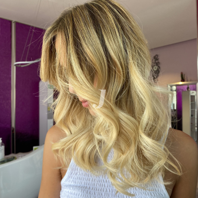 Foto di donna con capelli lunghi biondo platino dorato