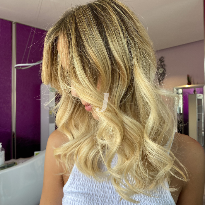 Foto di donna con capelli lunghi biondo platino dorato