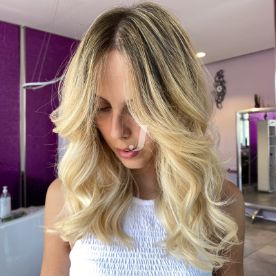 Foto di donna con capelli lunghi biondo platino dorato