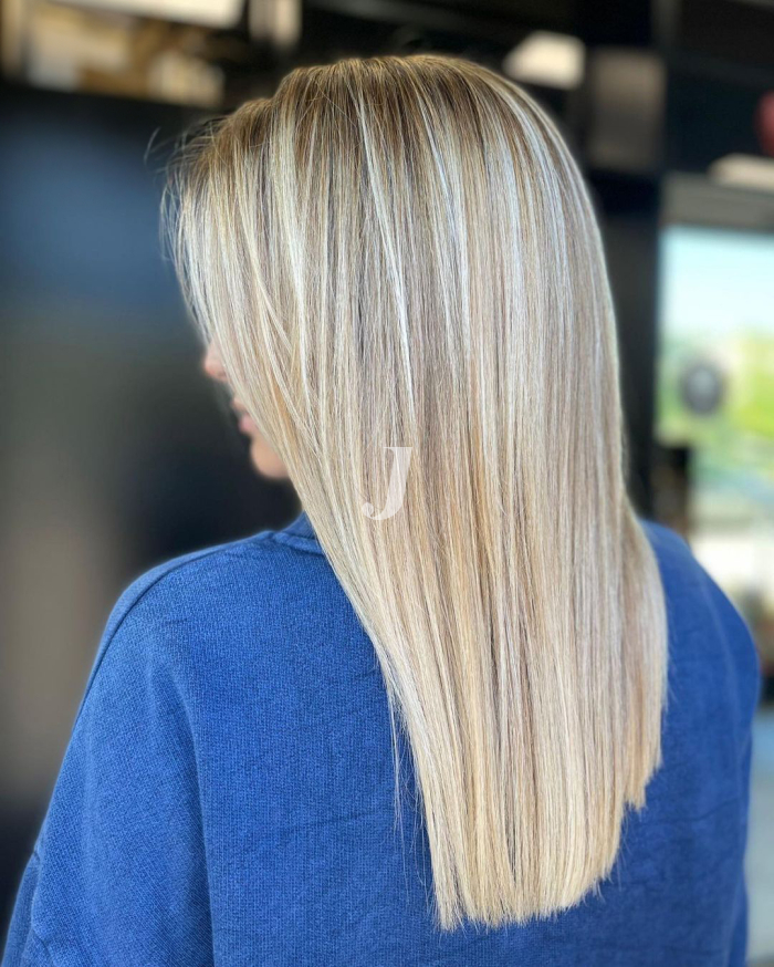 Foto di donna con capelli lunghi biondo platino dorato