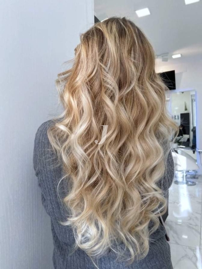 Foto di donna con capelli lunghi biondo platino dorato