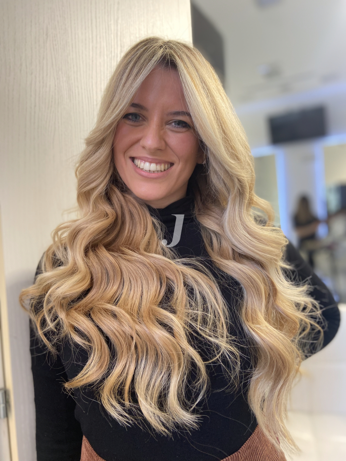 Foto di donna con capelli lunghi biondo platino dorato