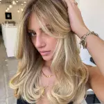 Foto di donna con capelli lunghi biondo platino dorato