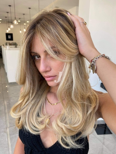 Foto di donna con capelli lunghi biondo platino dorato
