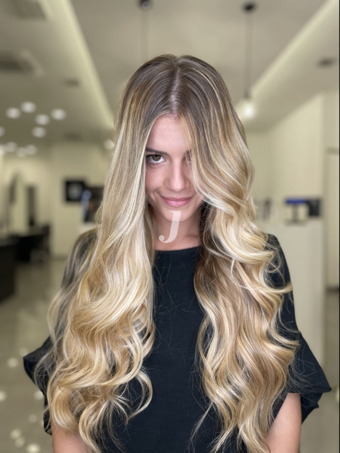 Foto di donna con capelli lunghi biondo platino dorato