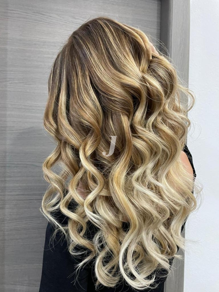 Foto di donna con capelli lunghi biondo platino dorato