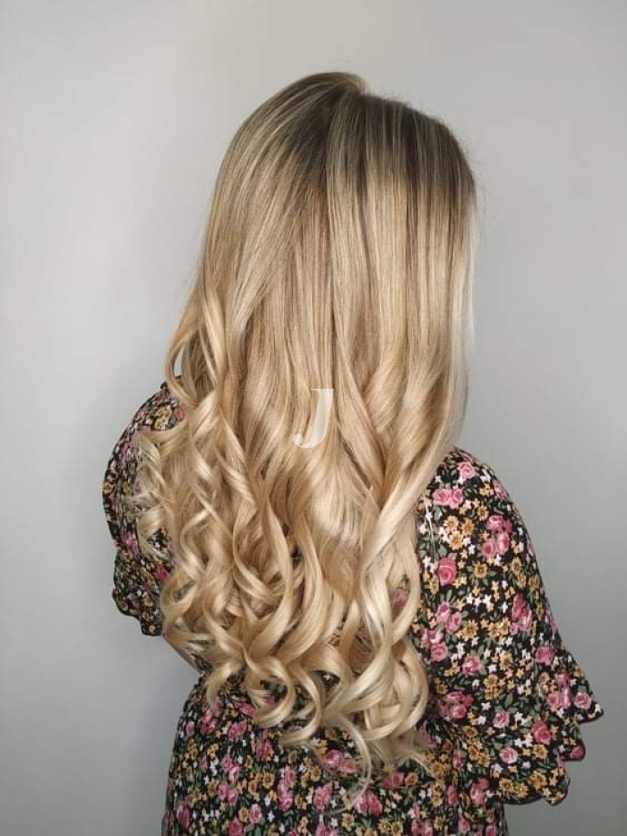 Foto di donna con capelli lunghi biondo platino dorato